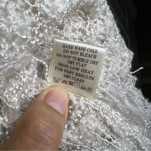 New! Very j Loose Knit V-Neckline Long Sleeve Raw Trim Beige Women Sweater Sz M - Picture 12 of 12